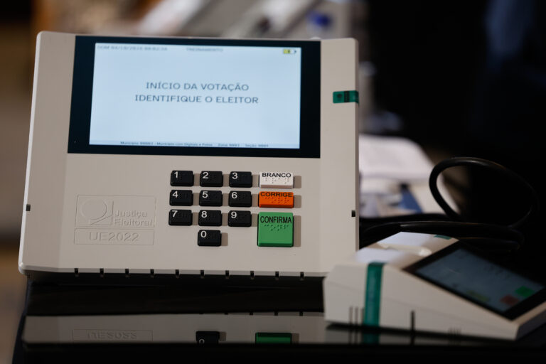 IA nas eleições amplia alerta sobre desinformação e violência política