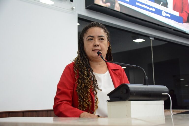 Justiça rejeita ação de André Fernandes contra vereadora por supostas fake news