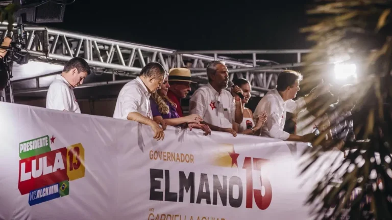 'Dia 4 não vai se criar no Ceará nenhuma raiz bolsonarista', diz Elmano em agenda com Lula no Cariri