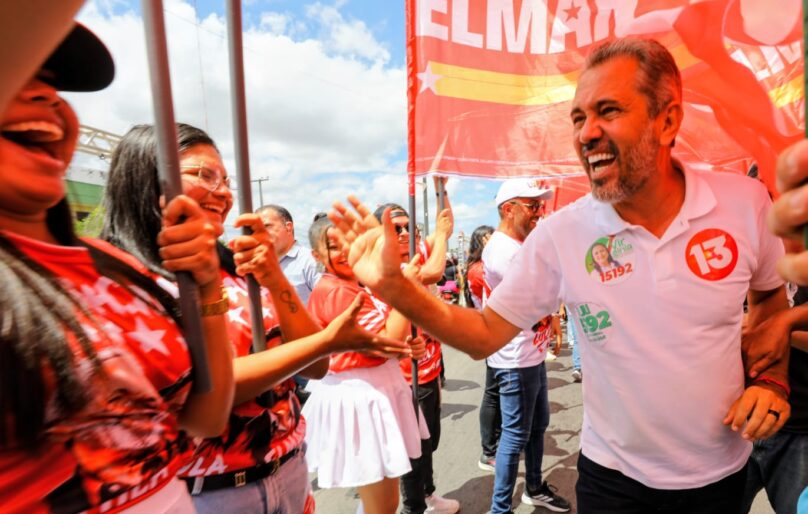 Elmano participa de carreata em Maracanaú e aliados reúnem apoiadores em Fortaleza e no Cariri
