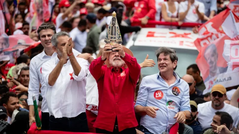 Em Fortaleza, Lula ergue imagem de Nossa Senhora Aparecida e fala sobre fim das bets e da escala 6x1