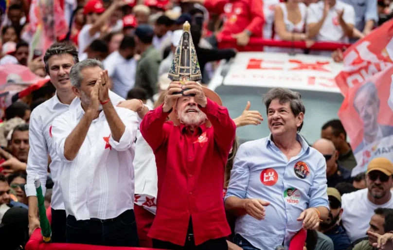 Em Fortaleza, Lula ergue imagem de Nossa Senhora Aparecida e fala sobre fim das bets e da escala 6×1