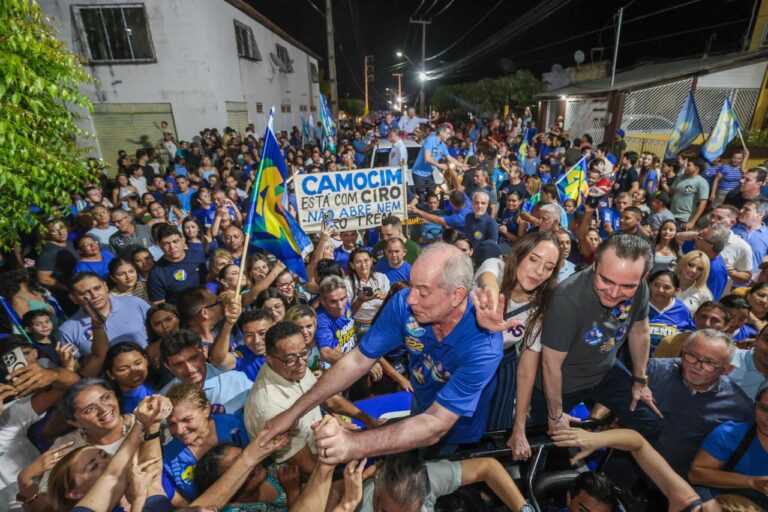 Em Massapê, Ciro destaca relações históricas e reclama de fake news