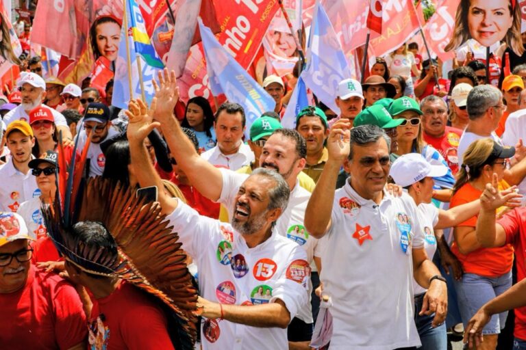 Elmano faz campanha em Caucaia e anuncia novo hospital no município