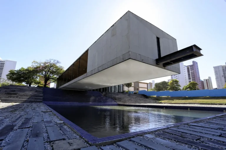 Quanto ganham governador e seu vice no Ceará? Veja salário e benefícios