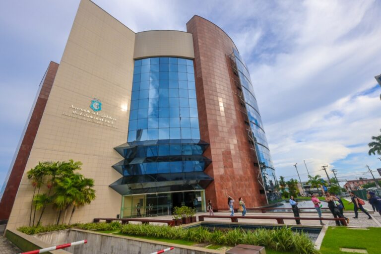 Alece abre credenciamento para professores da Unipace com hora-aula de até R$ 250