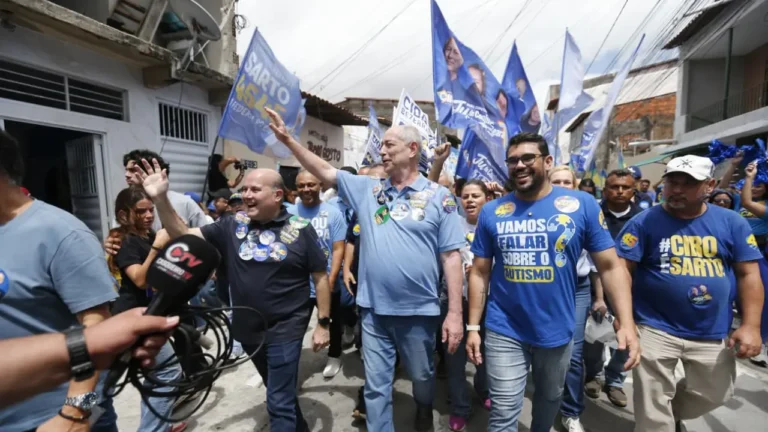 Ciro quer promover acesso à terra para indígenas e diz não se constranger com Flávio Bolsonaro no CE