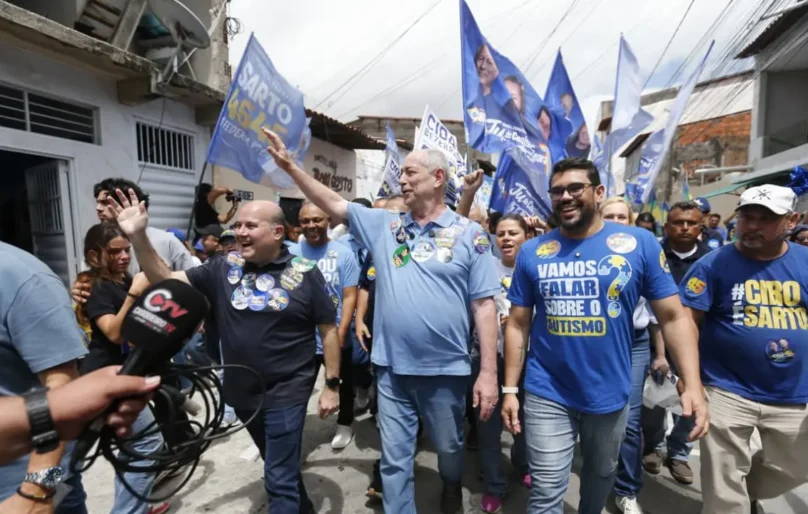Ciro quer promover acesso à terra para indígenas e diz não se constranger com Flávio Bolsonaro no CE