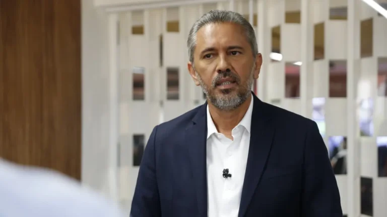 TSE suspende perda de tempo na propaganda de Elmano em liminar por associação de Ciro a Bolsonaro