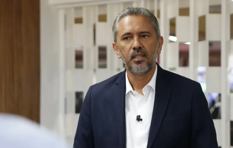 TSE suspende perda de tempo na propaganda de Elmano em liminar por associação de Ciro a Bolsonaro