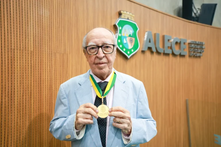 Ex-governador Lúcio Alcântara é internado após se engasgar