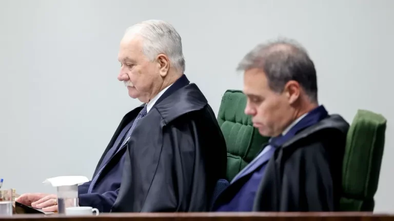 Fachin dá 24h para André Mendonça retirar sigilo total do caso Master