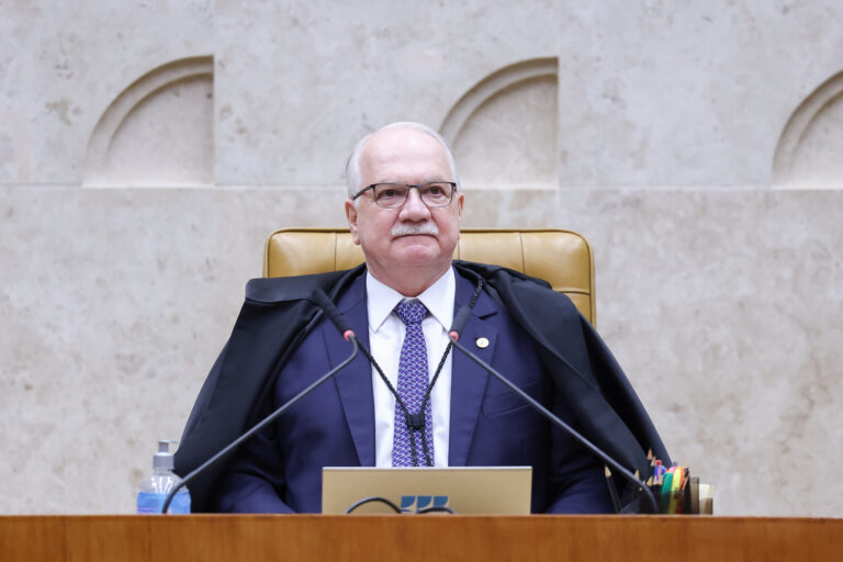 Fachin suspende decisão de André Mendonça que afastou diretor-geral da PF