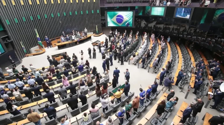 Comissão do Senado aprova PEC pelo fim da escala 6x1 e texto vai para o plenário