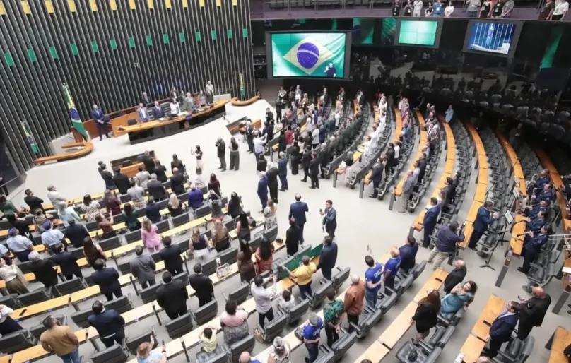 Comissão do Senado aprova PEC pelo fim da escala 6×1 e texto vai para o plenário