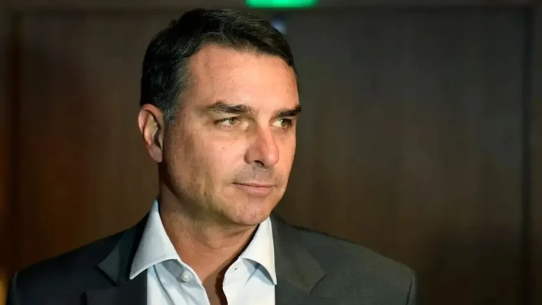 Flávio Bolsonaro é investigado pela PF sobre financiamento do filme Dark Horse