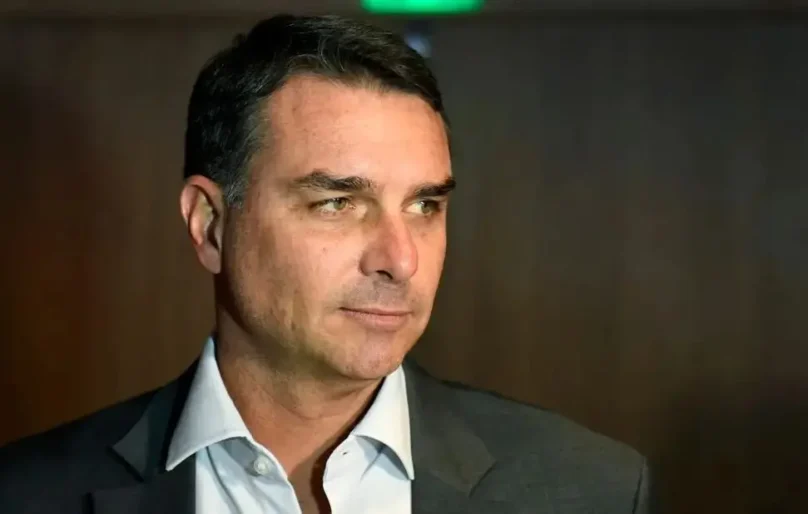 Flávio Bolsonaro é investigado pela PF sobre financiamento do filme Dark Horse