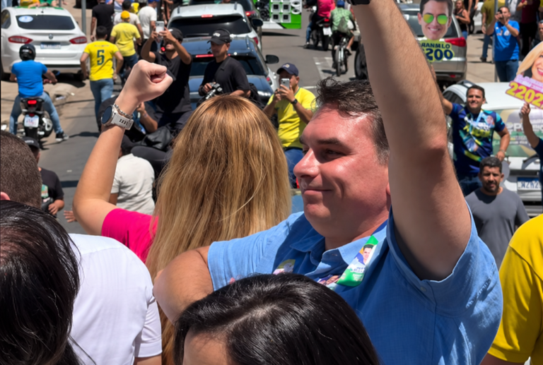 Flávio Bolsonaro participa de carreata no Cariri e finaliza agenda no Ceará