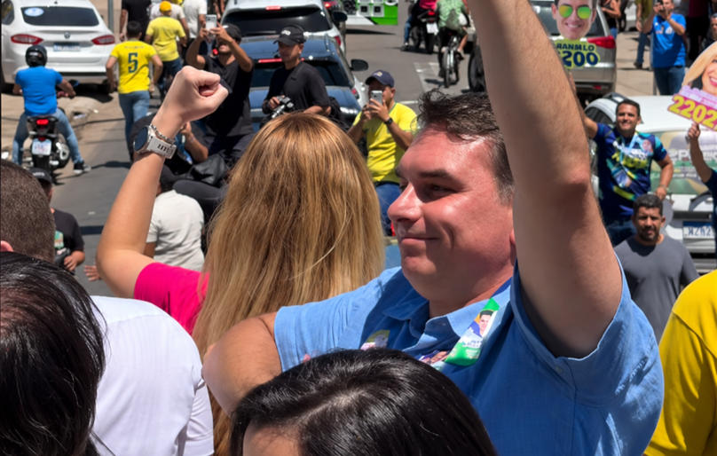 Flávio Bolsonaro participa de carreata no Cariri e finaliza agenda no Ceará