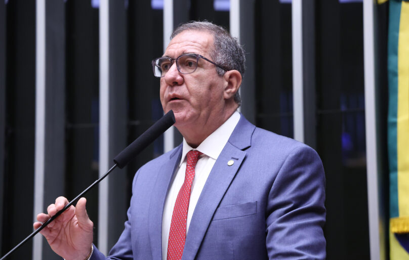 Luiz Gastão entrega ao TSE cartilha católica com critérios para o voto nas eleições de 2026