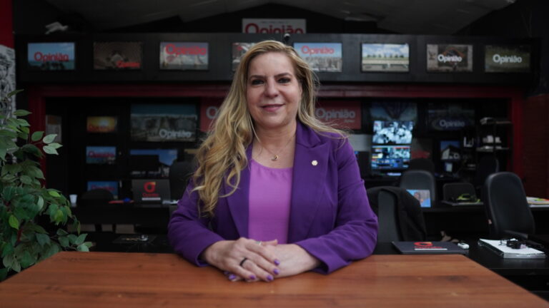 Luizianne diz que Elmano superou gestões anteriores e reforça perfil de diálogo: “Esses dentinhos não mordem ninguém”