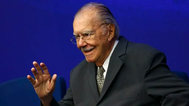 José Sarney recebe alta hospitalar após internação por pneumonia no Maranhão