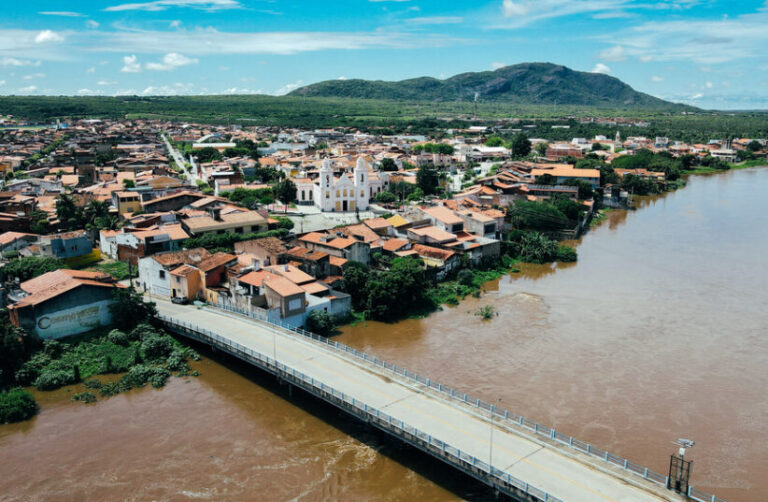 Mulher suspeita de impor “pedágio eleitoral” a mando de facção é presa em Santana do Acaraú