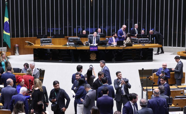 Câmara aprova texto-base que acaba com a ‘taxa das blusinhas’ para compras de até US$ 50