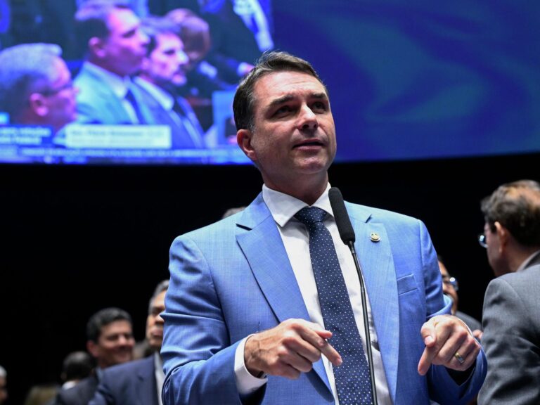 Flávio Bolsonaro viajou em jatinho com participação de Daniel Vorcaro, diz revista