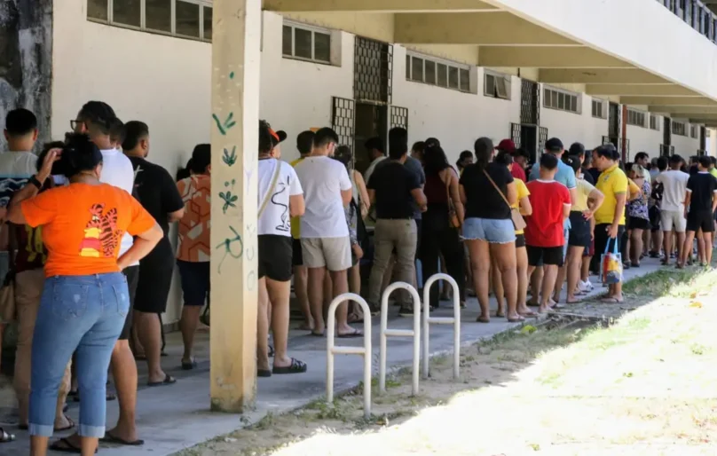 Cearenses enfrentam dificuldades e horas na fila pra votar neste domingo (4)