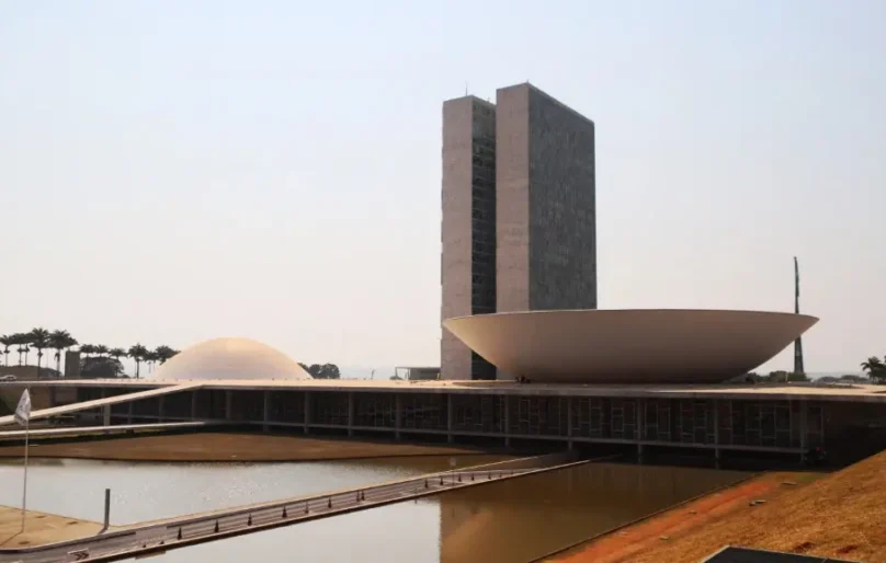 Quais temas urgentes para o Brasil estão na pauta política após eleição de 2026