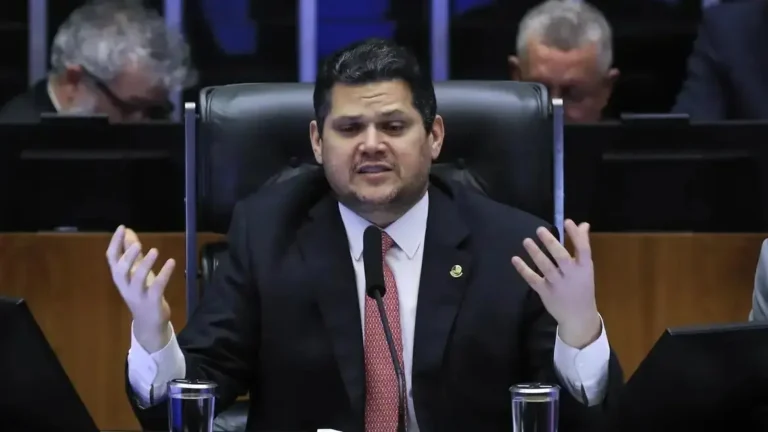 Alcolumbre marca para terça-feira (6) análise da PEC do fim da escala 6x1