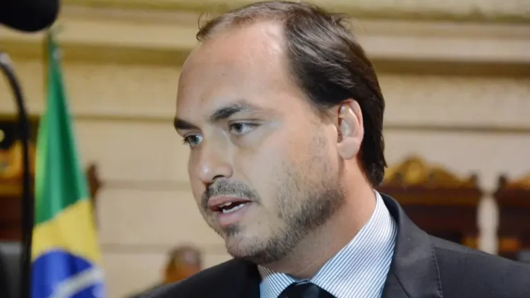 Carlos Bolsonaro é eleito senador por Santa Catarina