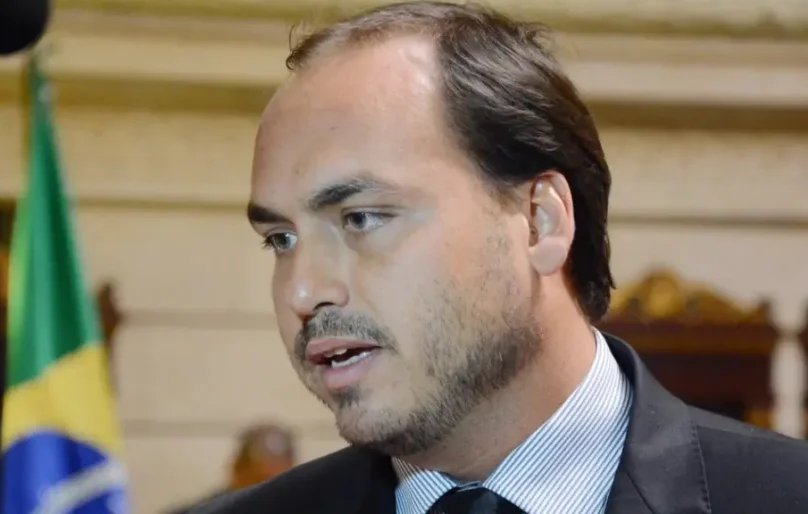 Carlos Bolsonaro é eleito senador por Santa Catarina