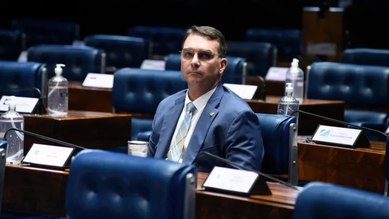 O que pode acontecer com o cargo de senador de Flávio Bolsonaro após fuga para os EUA?