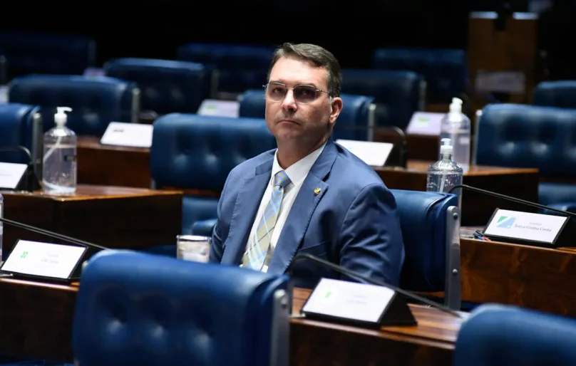 O que pode acontecer com o cargo de senador de Flávio Bolsonaro após fuga para os EUA?