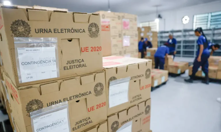 Mais de 560 mil urnas passam pelos últimos preparativos antes da eleição
