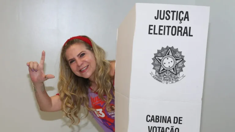 Candidata ao Senado, Luizianne Lins vota em Fortaleza