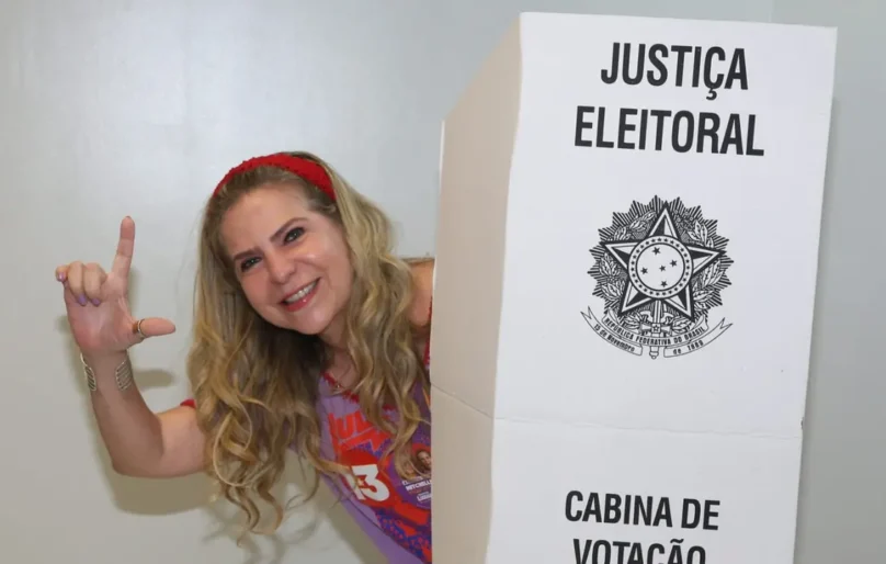 Candidata ao Senado, Luizianne Lins vota em Fortaleza
