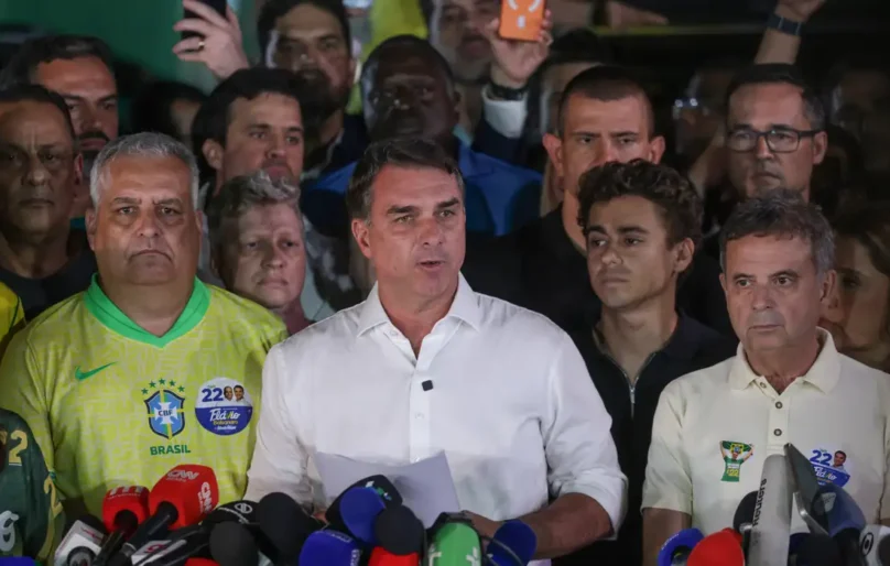 Ação Popular pede suspensão de salário do senador Flávio Bolsonaro