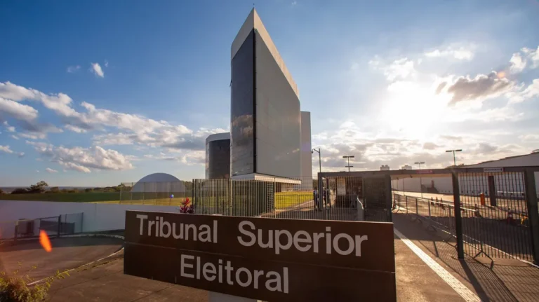 Nas primeiras horas de votação, 421 urnas foram trocadas neste domingo (4)