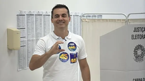 Candidato ao Senado, Capitão Wagner vota em Fortaleza