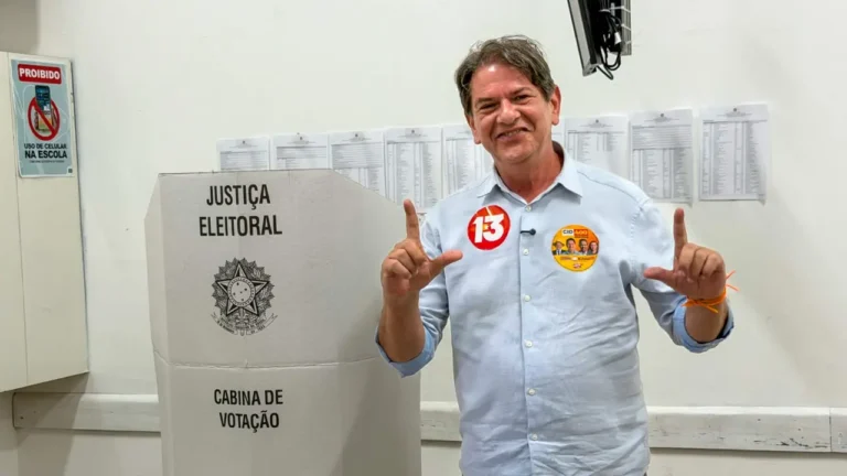 Candidato ao Senado, Cid Gomes vota em Sobral