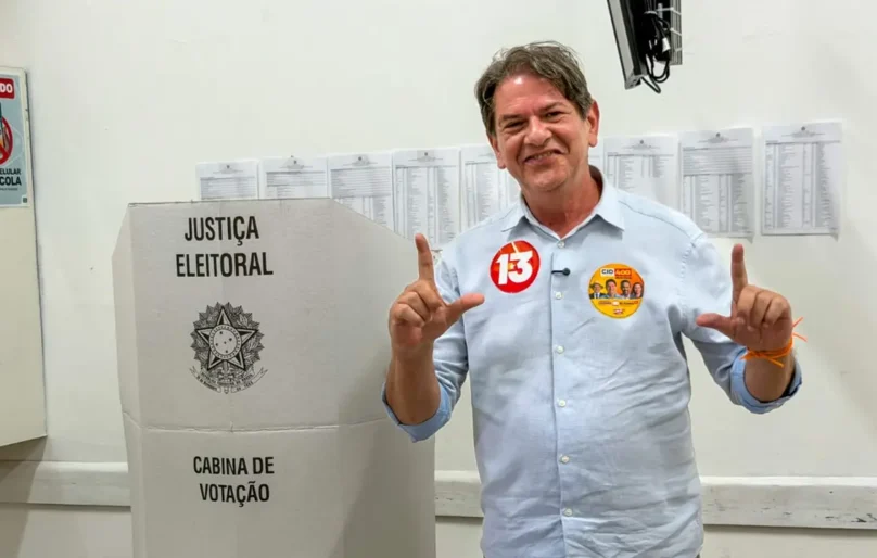 Candidato ao Senado, Cid Gomes vota em Sobral