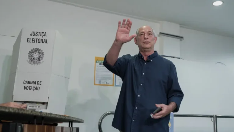 Ciro Gomes, candidato a governador do Ceará, vota em Fortaleza