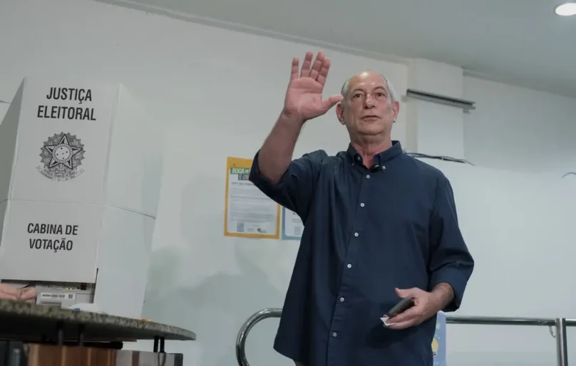 Ciro Gomes, candidato a governador do Ceará, vota em Fortaleza