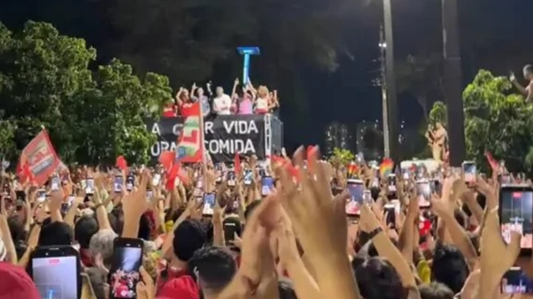Erika Hilton volta a Fortaleza para Baile da Vitória; evento acontece na Parangaba