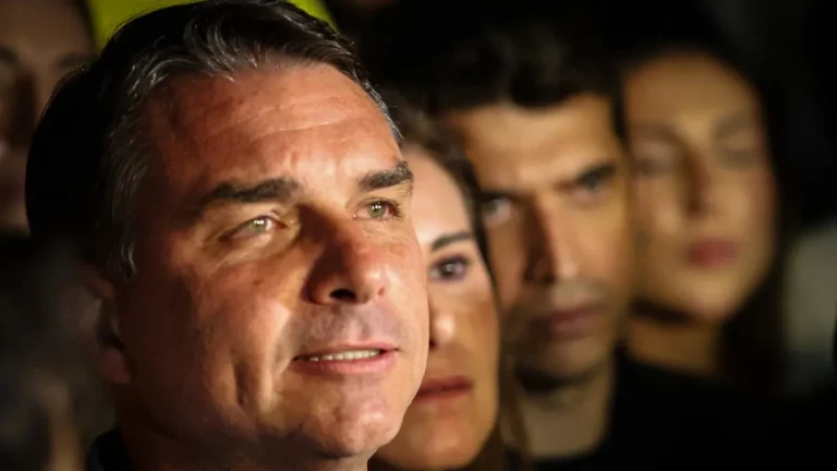 Flávio Bolsonaro (PL) diz que Brasil 'quer mudança' após confirmação de 2º turno nas Eleições 2026
