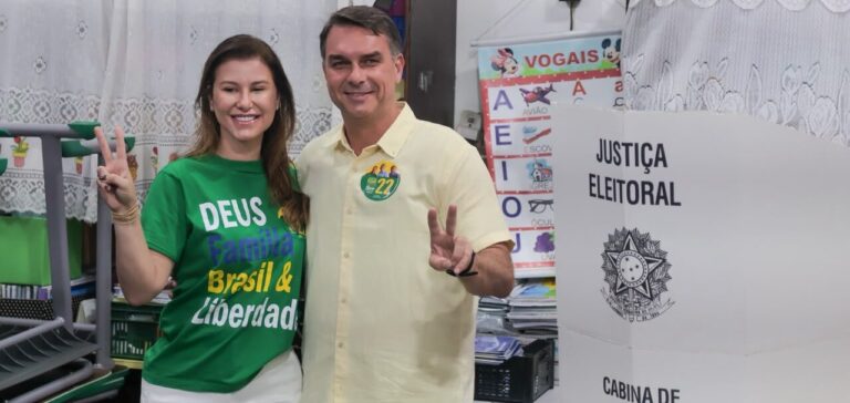 Flávio pede voto ao sair da seção; legislação veda boca de urna