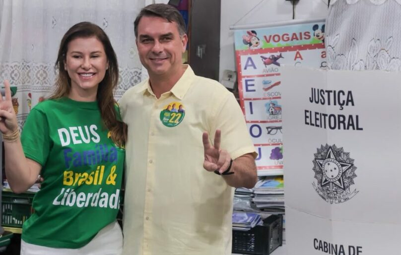 Flávio pede voto ao sair da seção; legislação veda boca de urna
